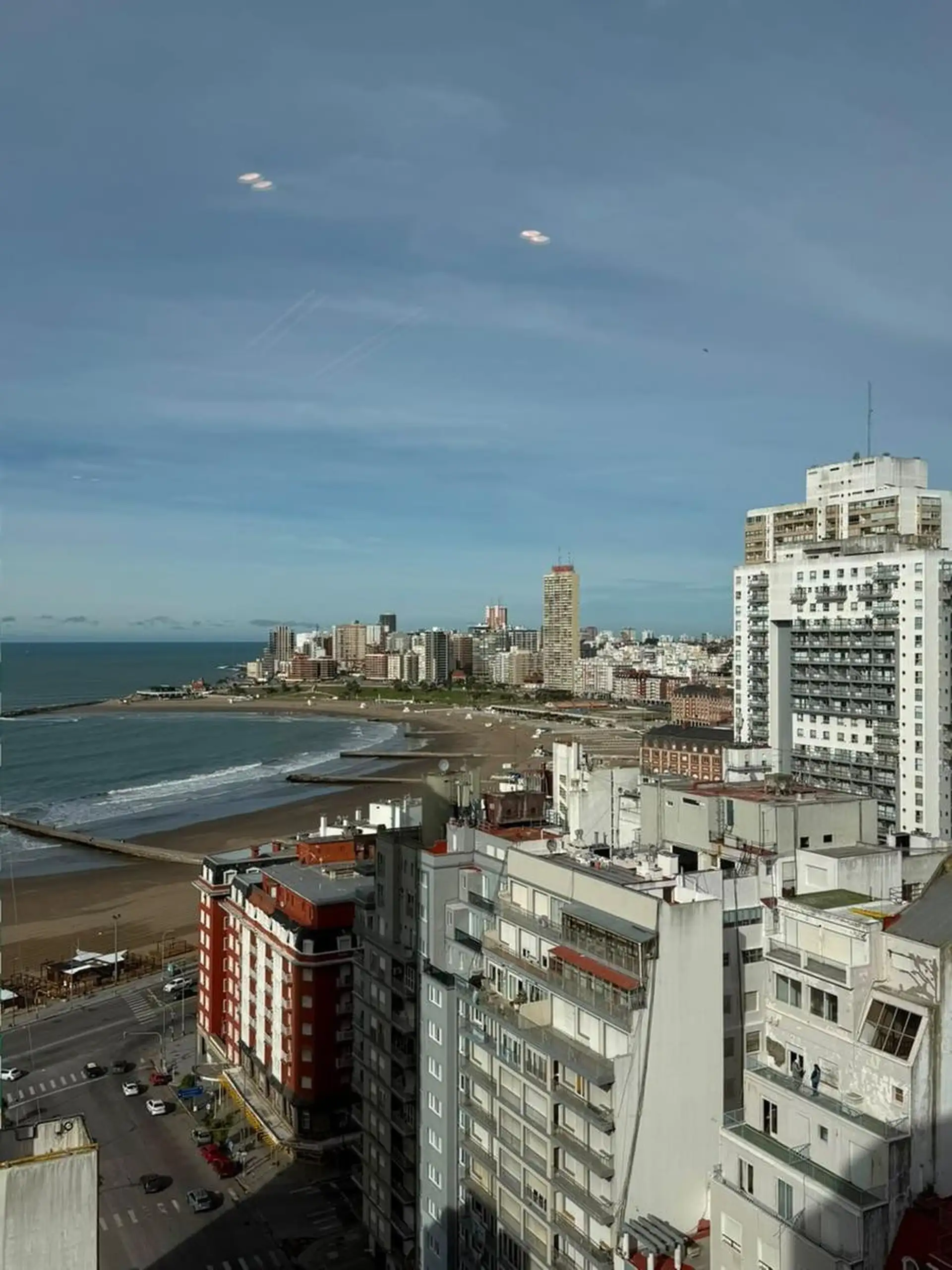 Departamento de 3 ambientes con cochera a la calle con balcón y vista al mar