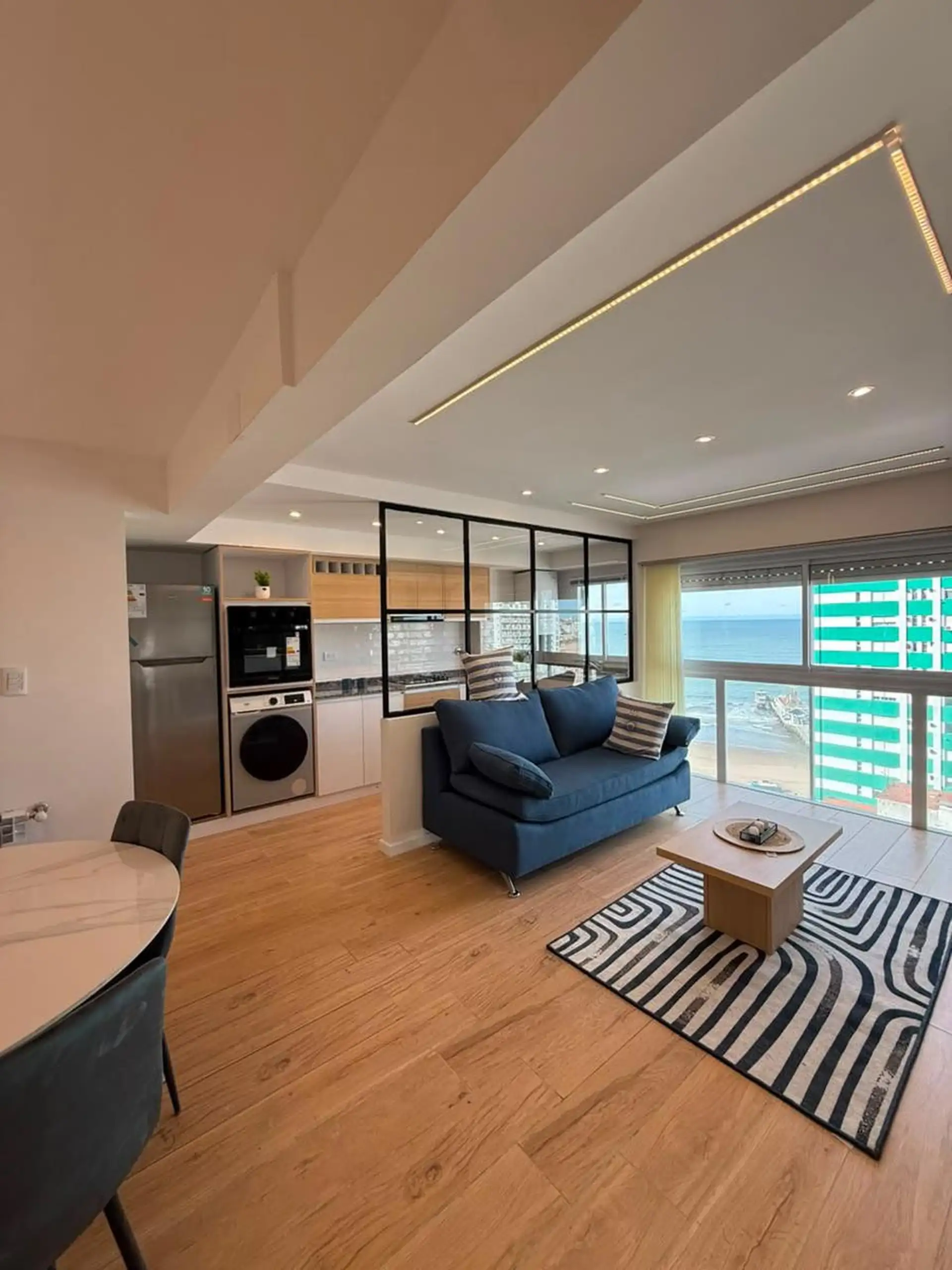 Departamento de 3 ambientes con cochera a la calle con balcón y vista al mar