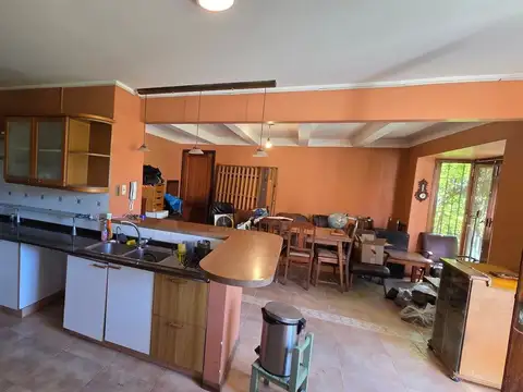 Casa en Alquiler con 2 cocheras