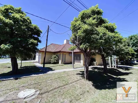 Casa en venta - 2 Dormitorios 2 Baños - Cochera - 602Mts2 - San Carlos, La Plata