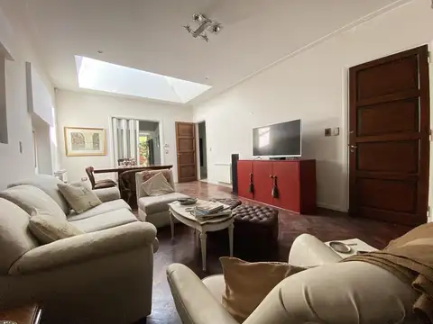 Casa en Alquiler con 2 cocheras