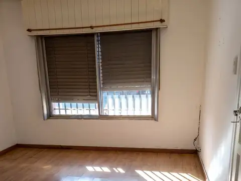 CASA 4 AMBIENTES COCHERA Y PATIO - ACEPTA PERMUTA