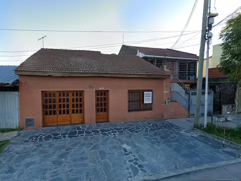 CASA 4 AMBIENTES COCHERA Y PATIO - ACEPTA PERMUTA
