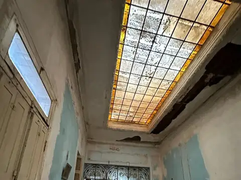 Casa a refaccionar con gran terreno 8,40x 54 mts.