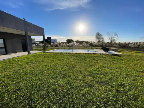 Casa en Alquiler Temporal en Countries y Barrios Cerrados en Pilar, USD 2.000
