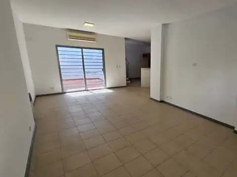 Depto Tipo Casa en Alquiler con 1 cocheras