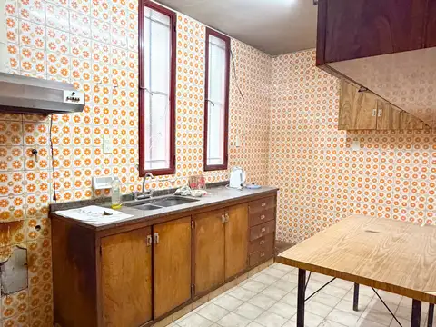 Casa 8 ambientes con 2 baños