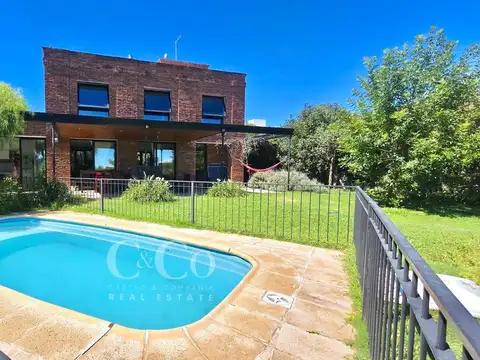 Casa 6 ambientes con 2 baños