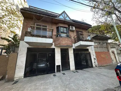 Duplex 4 ambientes con entrada de auto, quincho, terraza.