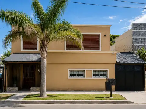 Casa en Venta con 2 cocheras