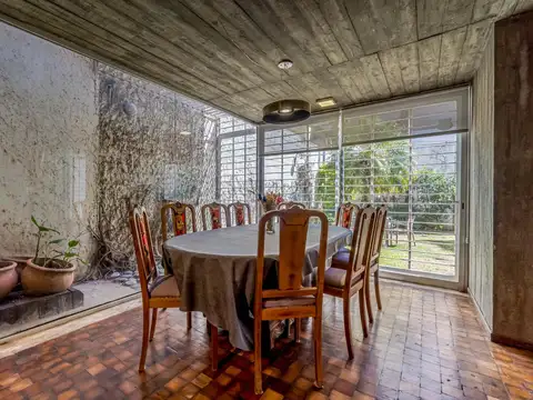 VENTA - Casa de 4 dormitorios, 2 cocheras, patio y pileta - Echesortu, Rosario.
