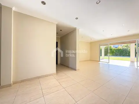 Casa en Alquiler con 1 cochera