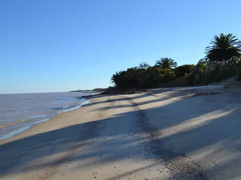 Campo con acceso a playa frente a costa del Río de la Plata