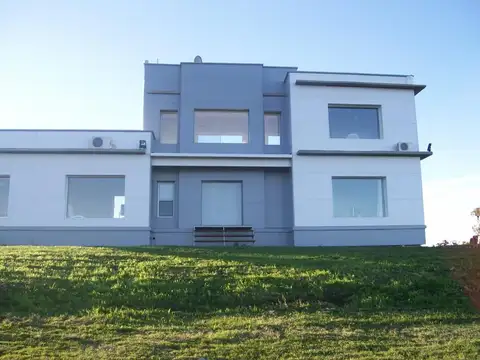 Campo con acceso a playa frente a costa del Río de la Plata