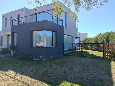 Venta casa barrio San Ramón 5 ambientes