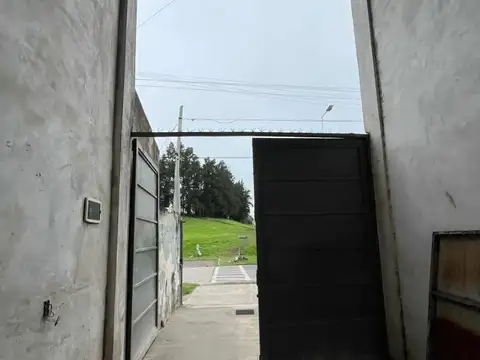 ALQUILER – GALPÓN / DEPÓSITO SOBRE ACCESO OESTE – 200 M2 TOTALES