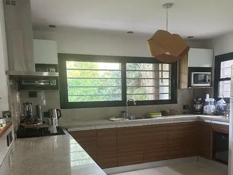 Casa 5 ambientes con 3 baños
