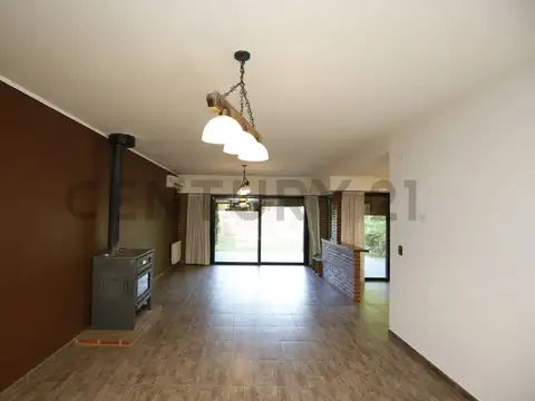 Casa 4 ambientes con 2 baños