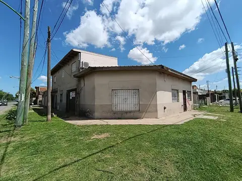 Casa + 2 departamentos en Venta en Barrio Lubo