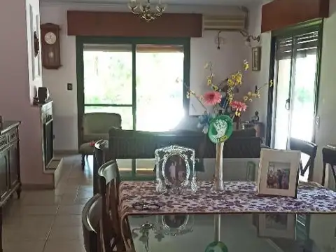 Casa 5 ambientes con 4 baños