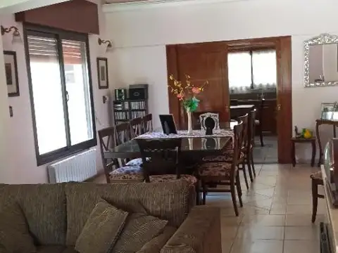 Casa 5 ambientes con 4 baños