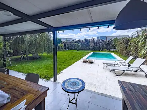 Casa 4 ambientes con 2 baños