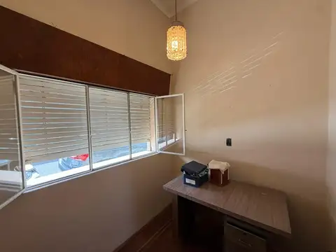 Casa 8 ambientes con 2 baños