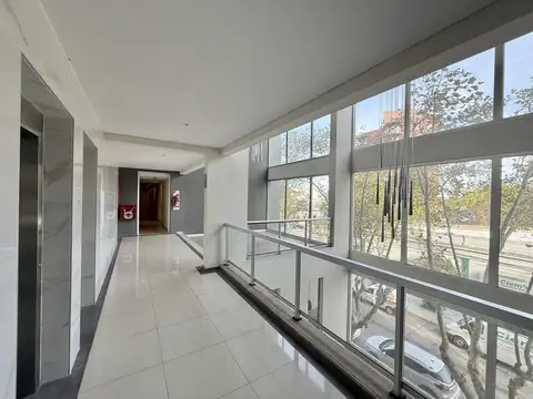 Oficina en Alquiler. De 2 ambientes, baño y cocina. Torre Italia. Pleno Centro Campana