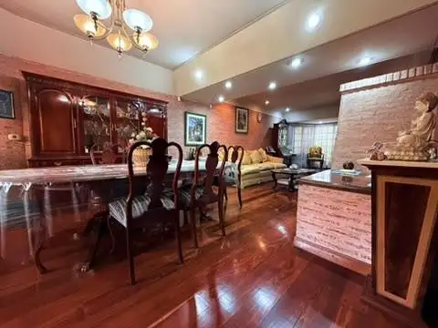 Casa 6 ambientes con 5 baños