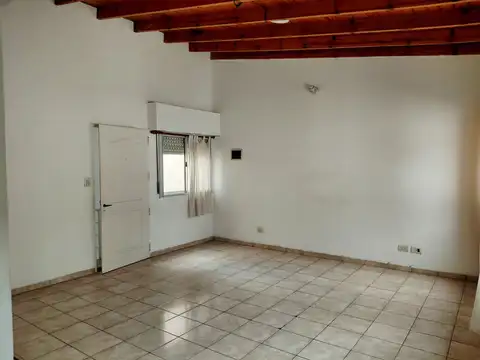Depto Tipo Casa en Alquiler en Monte Castro, $ 900.000