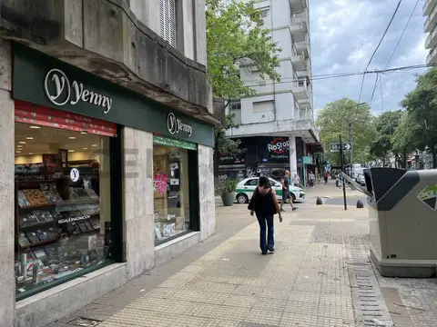 12 ESQUINA 55 9900, Piso 0