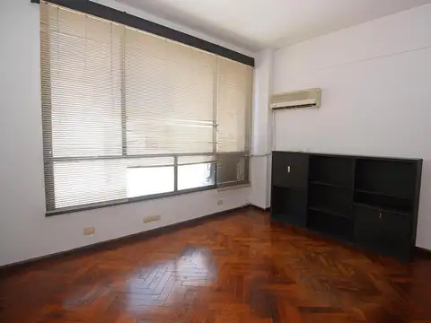 Muy buena Oficina,  2 despachos, muy luminosa!