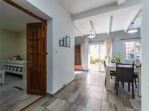 Casa 6 ambientes y patio a metros de Bv. Oroño