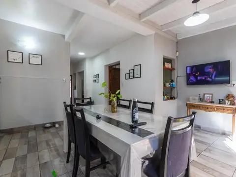 Casa 6 ambientes y patio a metros de Bv. Oroño