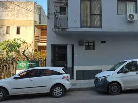 OLIVOS Departamento de 2 ambientes 1er piso por escalera.