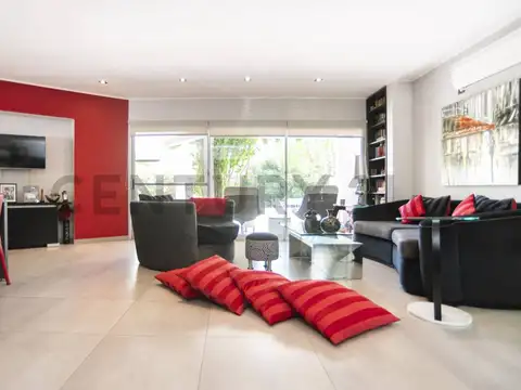 Casa en Venta con 2 cocheras