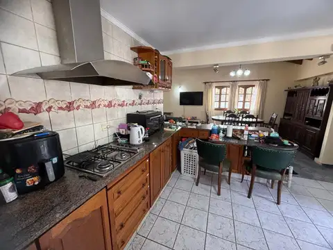 Casa 5 ambientes con 2 baños