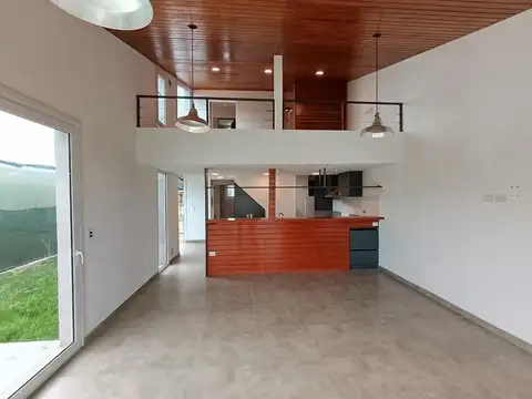 CASA EN ALQUILER PERMANENTE, TRES AMBIENTES. 