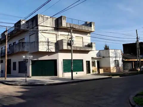 Local, galpón, casa con terraza