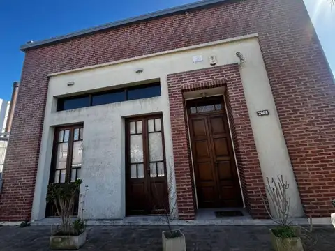 casa , 4 dormitorios , parque y pileta climatizada.