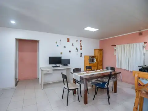 Casa 3 dorm , patio y cochera + Dpto 1 dorm PA