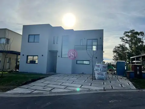 Casa en Venta con 3 cocheras