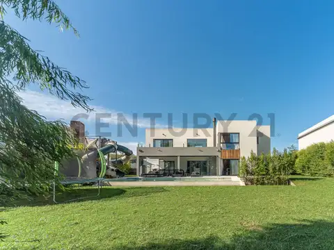 Casa en Alquiler con 4 cocheras
