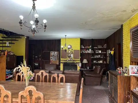 Casa 8 ambientes con 4 baños