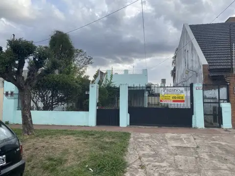 Casa con Patio y Entrada Para Auto en Lote al Frente