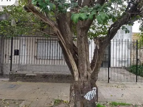 CASA DE 3 AMBIENTES - LOTE PROPIO a mts de 25 de mayo A RECICLAR