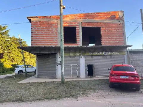 Inversión única en esquina: EL PATO - Local, dos departamentos mas quincho con pileta