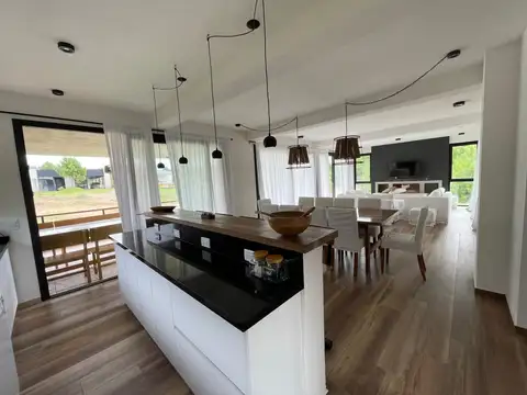 Casa Costa Esmeralda- 5 dormitorios con piscina y parque