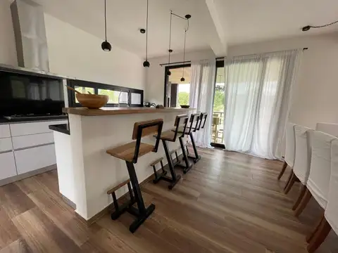 Casa 6 ambientes con 4 baños
