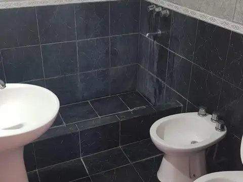 VENTA DE CHALET EN BARRIO EMPLEADOS DE COMERCIO